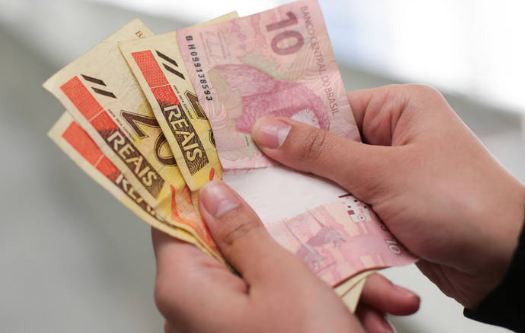 Bancos abrem mais cedo para saques do PIS/Pasep